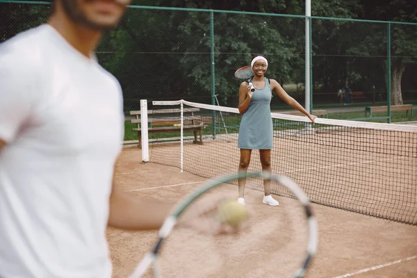 試合中にラケットを手にした2人のテニス選手 — ストック写真