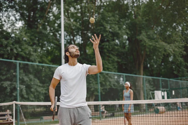 Dos tenistas con raquetas en las manos durante el partido — Foto de Stock
