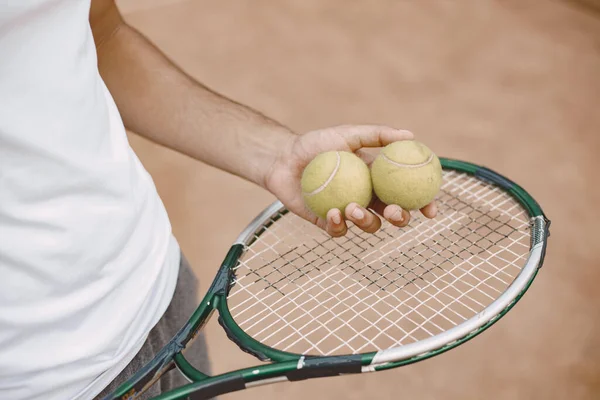 Beskuren bild av racket och två bollar av manliga tennisspelare — Stockfoto