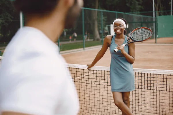 Deux joueurs de tennis avec des raquettes dans les mains pendant le match — Photo