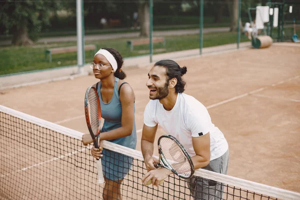 Dos tenistas hablando en una cancha de tenis antes del partido — Foto de Stock