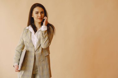 Kahverengi arka planda duran kadın