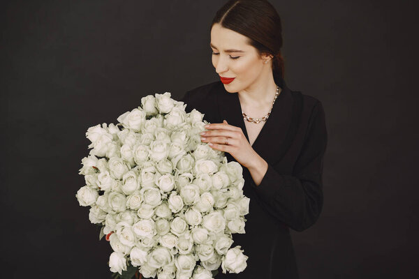 Девушка из моды позирует в фотостудии