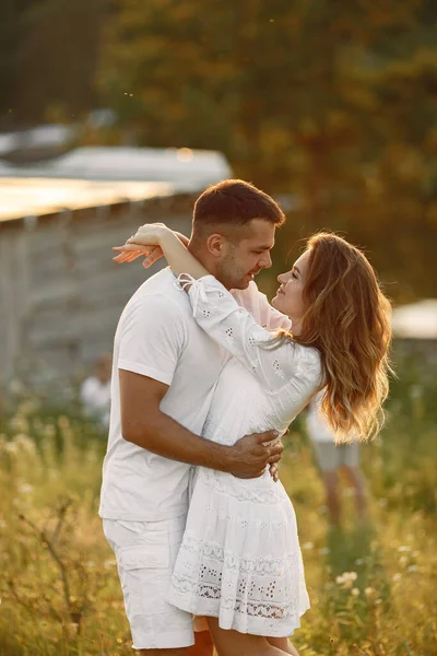 Vackra par tillbringar tid på ett sommarfält — Stockfoto
