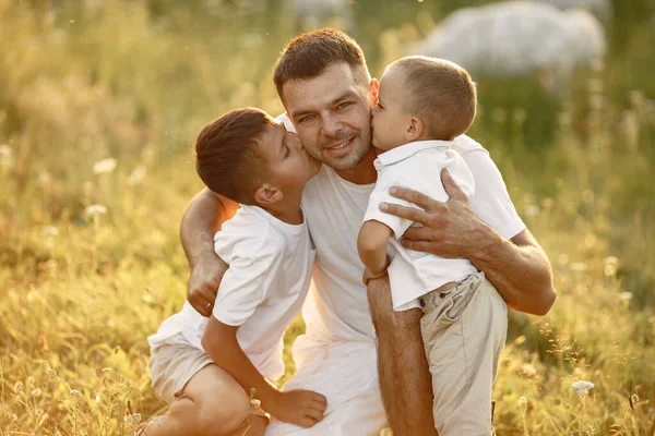 Linda familia jugando en un campo de verano —  Fotos de Stock