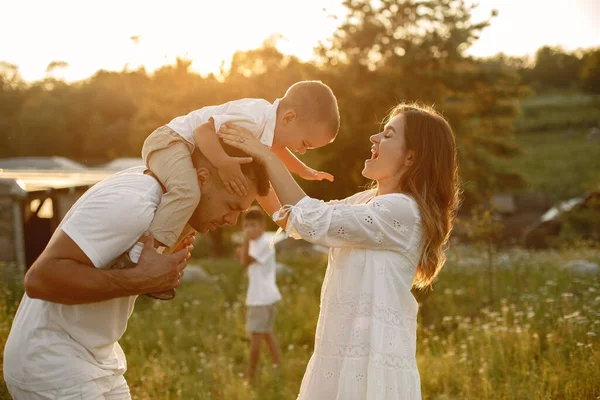 Linda familia jugando en un campo de verano —  Fotos de Stock