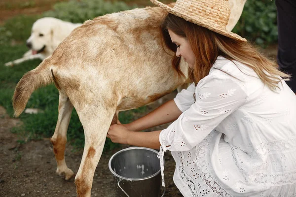 Putdoor retrato de jovem mulher feliz com cabra — Fotografia de Stock