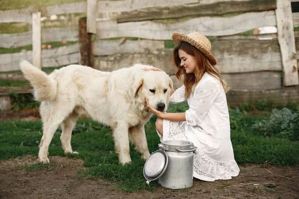 Portret van een vrouw met haar prachtige hond — Stockfoto