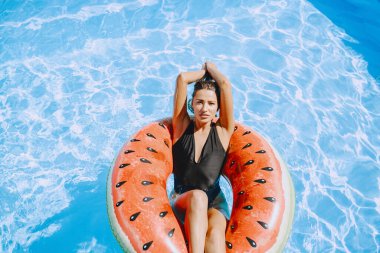 Bir tatil köyünde güzel ve zarif bir kız.