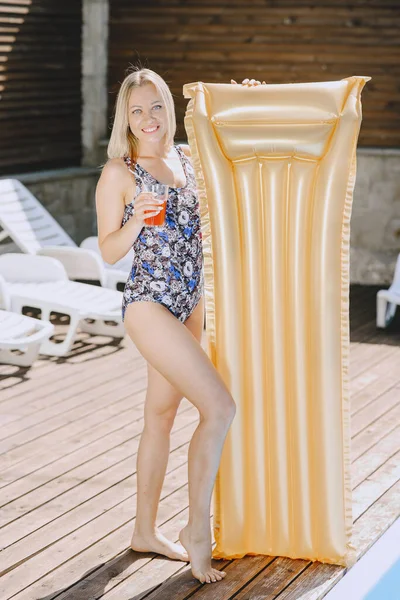 Elegante chica pasar tiempo en un resort — Foto de Stock