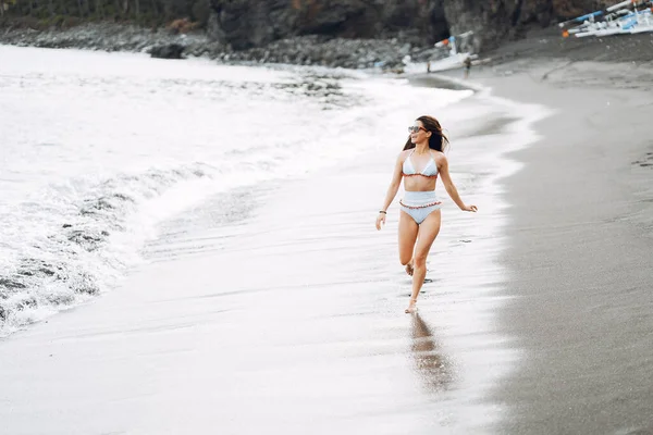 Mädchen im eleganten Badeanzug ruhen sich an einem Strand aus — Stockfoto