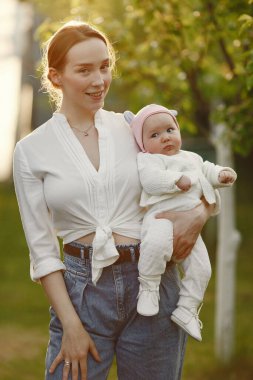 Aile bir yaz bahçesinde vakit geçirir.