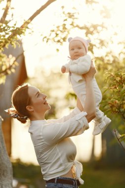 Aile bir yaz bahçesinde vakit geçirir.