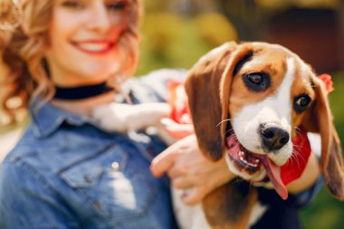 Bir bahar parkında zarif ve şık bir kız.