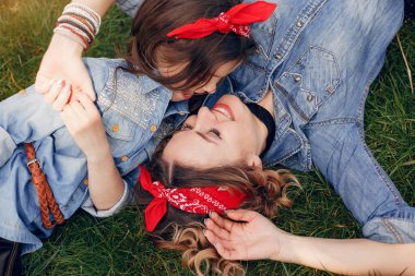 Bir bahar parkında şirin ve şık bir aile.