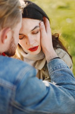 Tarz sahibi romantik bir çiftin doğadaki kesilmiş portresi.