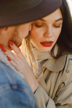 Tarlada yürüyüp poz veren şık romantik bir çift.