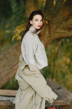 Paltolu genç bir kadının portresi.