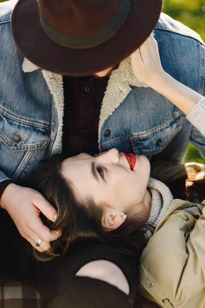 Cropped portrait of a stylish couple on a nature — Stock Photo, Image