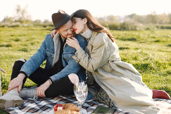 Casal elegante tem um piquenique em uma natureza e abraço — Fotografia de Stock