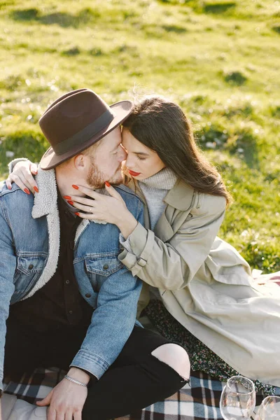 Elegante coppia hanno un picnic su una natura e abbracci — Foto Stock