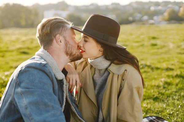 Casal elegante tem um piquenique em uma natureza e beijando — Fotografia de Stock