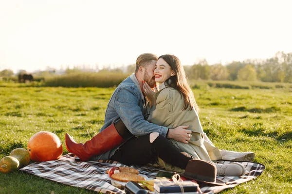 Şık bir çift doğada piknik yapar ve öpüşür. — Stok fotoğraf