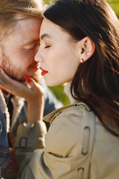 Ritratto ritagliato di una coppia romantica elegante su una natura — Foto Stock