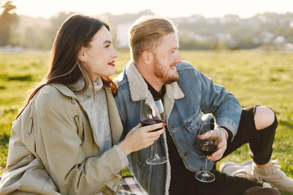 Stylový pár mají piknik s sklenkou vína na přírodu — Stock fotografie