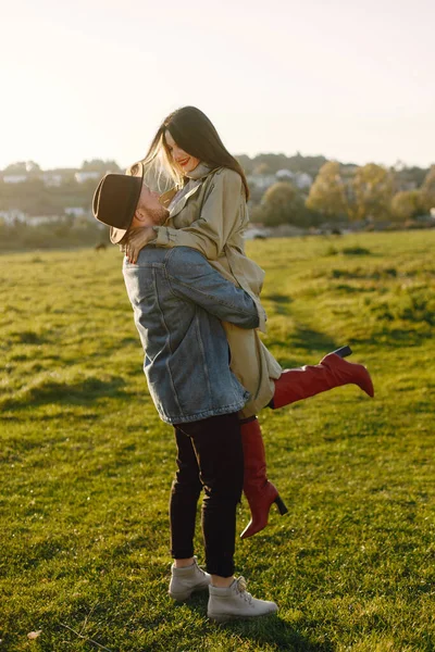 Pasangan romantis bergaya berjalan di lapangan dan berpose untuk foto — Stok Foto