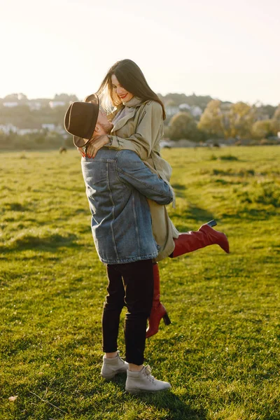 Elegante pareja romántica caminando en un campo y posando para una foto —  Fotos de Stock