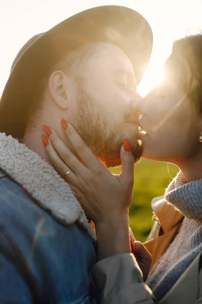 Pasangan romantis bergaya berjalan di lapangan dan berpose untuk foto — Stok Foto