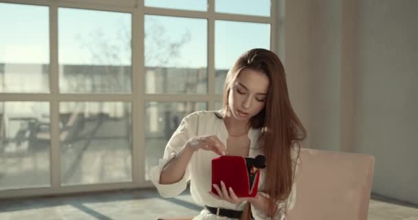 Menina bonita fazendo maquiagem com um pincel no estúdio — Vídeo de Stock