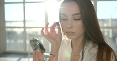 Stüdyoya maskara uygulayan güzel Avrupalı kadın.