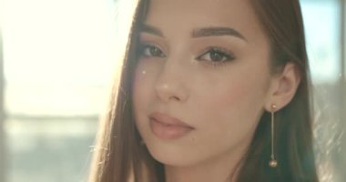 Pencere altyapısı olan Avrupalı genç bir kadının yakın görüntüsü