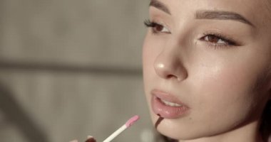 Kız Boyama dudakları parlak bir ruj ile