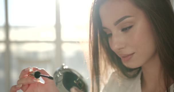Mulher europeia bonita aplicando maskara no estúdio — Vídeo de Stock