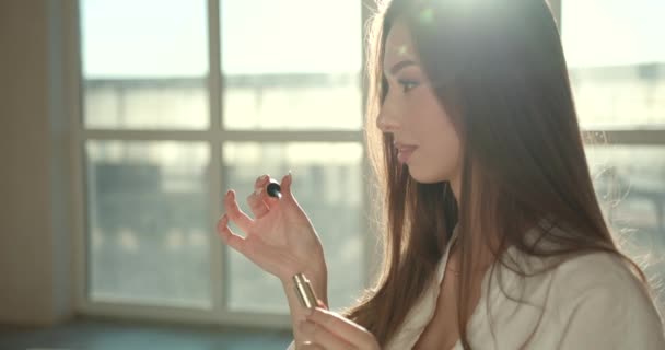 Mulher europeia bonita aplicando maskara no estúdio — Vídeo de Stock