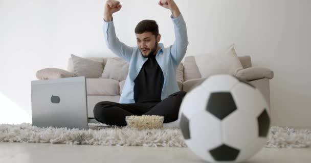 Seorang penggemar sepak bola muda India menonton TV di rumah — Stok Video