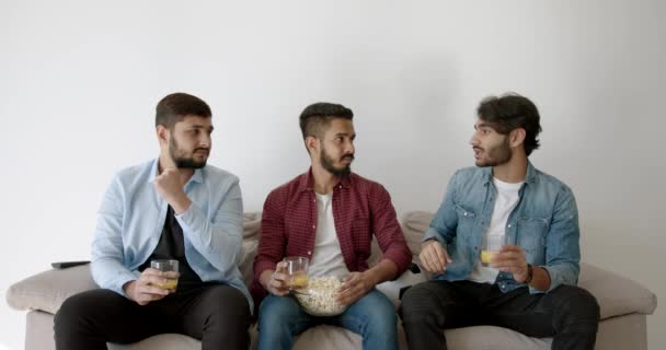 Evde futbol izleyen üç Hintli genç adam. — Stok video