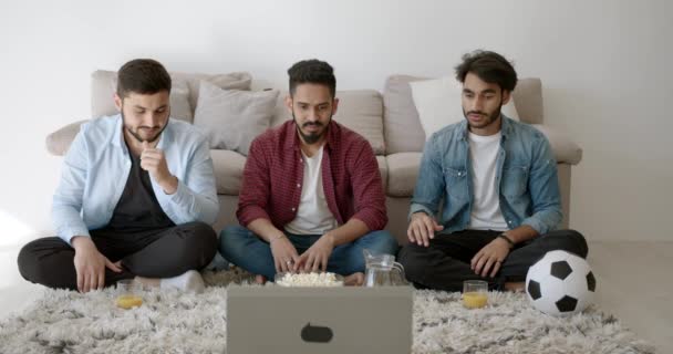Evde futbol izleyen üç Hintli genç adam. — Stok video