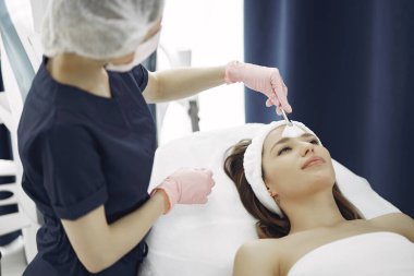 Kozmetik Stüdyosu 'nda bir kadın.