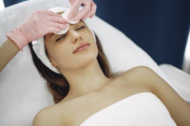 Kozmetik Stüdyosu 'nda bir kadın.