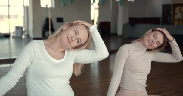 孕妇和她的私人教练做伸展运动 — 图库视频影像