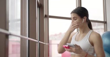 Kulaklıklı, müzik dinleyen genç ve güzel bir bayan.