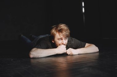 Uyuşturucu bağımlısı yerde acı içinde döşeme