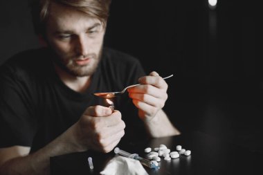 Karanlık odada enjeksiyon için ilaç hazırlamaya başla.