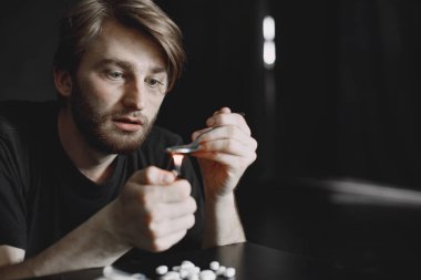 Karanlık odada enjeksiyon için ilaç hazırlamaya başla.