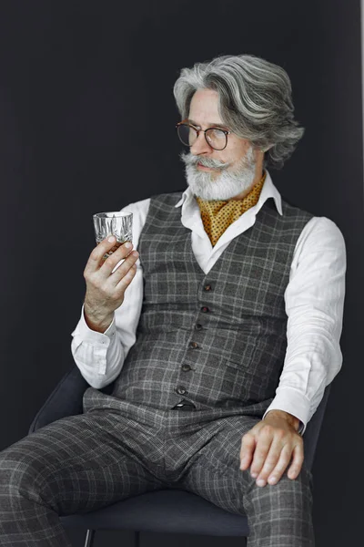 Красивый задумчивый зрелый бизнесмен в официальном костюме — стоковое фото