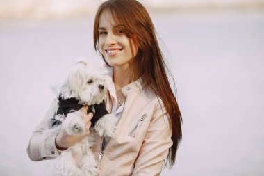 Ormandaki esmer, sevimli bir köpekle yürüyor.